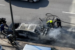 Φωτιά: Συναγερμός στην Πάτρα - Στις φλόγες τυλίχθηκε ΙΧ