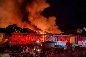 Λαμία: Πολλά ερωτήματα για τη φωτιά στο εργοστάσιο που παρασκεύαζε τα μολυσμένα σχολικά γεύματα (video)