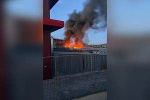 Μεγάλη φωτιά σε πάρκινγκ σκαφών στη Βάρη - Πολύ ισχυρή πυροσβεστική δύναμη στο σημείο (video)
