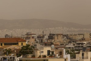 Καιρός σήμερα (17/5): Αποπνικτικό «κοκτέιλ» αφρικανικής σκόνης και ζέστης - Στους 32 βαθμούς η θερμοκρασία