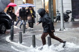 «Κατακλυσμός» στην Θεσσαλονίκη: Ισχυρές καταιγίδες και πτώσεις δένδρων - Επέμβαση της Πυροσβεστικής για άντληση υδάτων