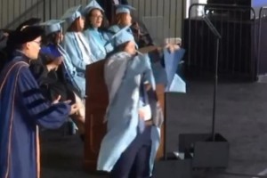 ΗΠΑ: Πρωτοφανή σκηνικά σε αποφοίτηση του Πανεπιστημίου Κολούμπια - Παρέλαβαν πτυχία με χειροπέδες και τα έσκισαν (video)