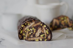 Σοκολατένια απόλαυση: Γλυκό ψυγείου με μωσαϊκό με φυστίκια Αιγίνης & χουρμάδες