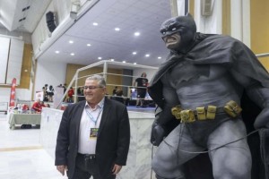 Δημήτρης Κουτσούμπας: Σάλο προκάλεσε η φωτογραφία με το Batman - Το νέο όνομα του προέδρου