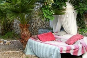 Κρήτη: Νοικιάζει κρεβάτι στον κήπο του με 50 ευρώ το βράδυ και οι τουρίστες στο Airbnb «κάνουν ουρές»