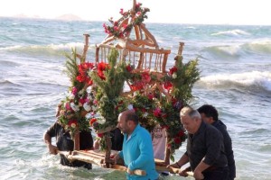 Μοναδικό θέαμα στη Νάξο: Πλήθος πιστών στην ξεχωριστή περιφορά του Επιταφίου μέσα στη θάλασσα