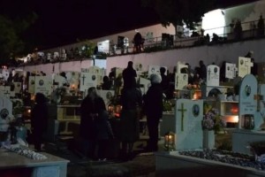 Η πιο συγκινητική Ανάσταση: Εκεί που τα νεκροταφεία γεμίζουν φως κι όλοι είναι δίπλα στους τάφους των δικών τους