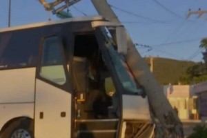 Λεωφόρος Λαυρίου: Οδηγός λεωφορείου έχασε τον έλεχγο και προσέκρουσε σε κολώνα