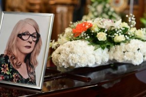Άννα Παναγιωτοπούλου: Το τελευταίο «αντίο» στην αγαπημένη ηθοποιό - Συντετριμμένος ο Στ. Φασουλής στην κηδεία