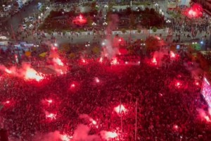 Φλέγεται ο Πειραιάς μετά την ιστορική κατάκτηση του Conference League, ξέφρενο πάρτι από χιλιάδες οπαδούς του Ολυμπιακού