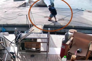 Βόλος: Εργαζόμενος έπεσε στη θάλασσα όταν εξερράγη πυροσβεστήρας στα χέρια του - Σοκαριστικό βίντεο
