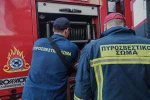 Στις φλόγες τυλίχτηκαν αυτοκίνητα σε Κολωνό και Ζωγράφου – Πυρκαγιά και σε διαμέρισμα στο Χαϊδάρι