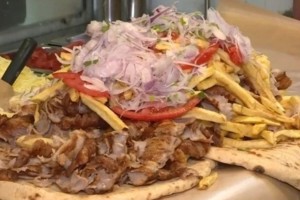 Ξεχειλίζει το κρέας: Σουβλατζίδικο στο Νέο Ηράκλειο φτιάχει πιτόγυρο γίγας και δίνει δώρο ένα iPhone 15 σε όποιον το «καταφέρει»
