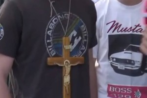 Πανελλαδικές 2024: Mαθητής έγινε viral γιατί πήγε και έδωσε εξετάσεις με έναν τεράστιο σταυρό στο λαιμό (video)