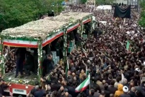 Μια ολόκληρη χώρα στο πένθος: Οι Ιρανοί αποτίουν φόρο τιμής στον πρόεδρο Ραϊσί (videos)