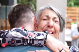 Λύγισε και ο πιο σκληρός στη Χίο: Η στιγμή που η κα Δέσποινα γνωρίζει τον δότη μυελού των οστών που της έσωσε τη ζωή (video)