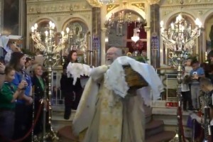 Πρώτη Ανάσταση στη Χίο: Ο «ιπτάμενος» ιερέας επέστρεψε - Έκλεψε ξανά την παράσταση (video)