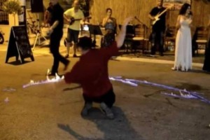 Μάγκας από τους λίγους: Άντρας μπαίνει μέσα στη φωτιά και χορεύει το πιο λεβέντικο ζεϊμπέκικο (video)