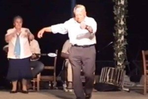 90χρονος παππούς δίνει «ρέστα» & κάνει το κοινό να παραληρεί με το μερακλίδικο ζεϊμπέκικο του (video)