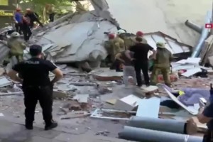 Σοκ στην Κωνσταντινούπολη: Kατέρρευσε κτίριο Κιουτσούκ Τσεκμετζέ - Εγκλωβισμένοι στα ερείπια