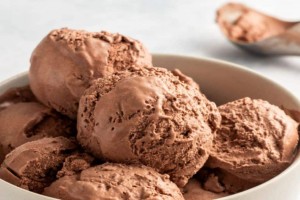 Παγωμένη σοκολατένια απόλαυση: Γλυκό ψυγείου με παγωτό με γεύση μπανάνα
