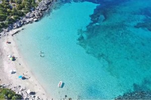 Ποια εξωτικά νησιά και παραλίες; Αυτός ο ελληνικός προορισμός έχει 1 μόνο παραλία που θα σε ταξιδέψει - Το ψάχνουν όλοι