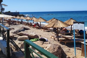 «Τσουρουφλάει» η τιμή της ξαπλώστρας: Πόσο κοστίζει στην Αττική - Μπάνιο από... χρυσό στις οργανωμένες παραλίες (video)