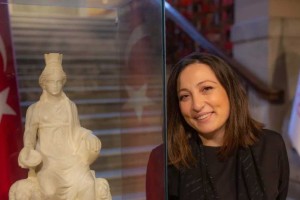 Ζεϊνέπ Μποζ: Ποια είναι η Τουρκάλα αρχαιολόγος που υποστηρίζει την επιστροφή των Γλυπτών του Παρθενώνα στην Ελλάδα