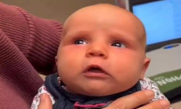 Η στιγμή που κωφό μωράκι ακούει για πρώτη φορά τη φωνή της μαμάς του - Θα «λυγίσετε» με το συγκινητικό βίντεο!