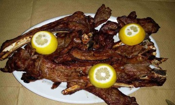 Κλασική, οικονομική και αγαπημένη ταβέρνα με πλούσιο κρέας: Η καλύτερη προβατίνα στα κάρβουνα που έρχονται μέχρι και από... επαρχία για πάρτι της