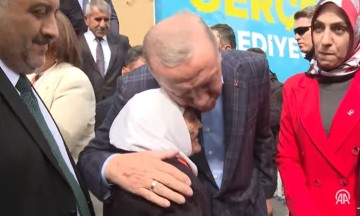 Viral έγινε στην Τουρκία η γιαγιά που λατρεύει τον Ερντογάν: «Μέχρι και τον τάφο, Ρετζέπ Ταγίπ Ερντογάν»(video)