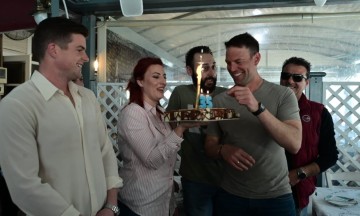 Σε ψαροταβέρνα ο Κασσελάκης με τον Τάιλερ μετά την ορκωμοσία στον στρατό: Έσβησε τούρτα για τα γενέθλιά του