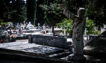 Θεσσαλονίκη: Άγριο επεισόδιο σε νεκροταφείο - Άρπαξε μαρμάρινο Σταυρό και χτύπησε τη νύφη του στο κεφάλι