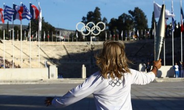 Καλλιμάρμαρο: Η Αθήνα παρέδωσε την Ολυμπιακή Φλόγα στο «Παρίσι 2024» - Η λαμπρή τελετή με Μούσχουρη, Αλιάγα και Σάττι (video)