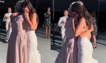 Έκλαιγε στην αγκαλιά της: Νύφη χόρεψε με τη μαμά της στο πάρτυ του γάμου και «λύγισε» το διαδίκτυο