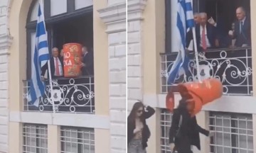 Σκηνικό από ταινία στην Κέρκυρα: Μπότης από το δημαρχείο έπεσε στο κεφάλι περαστικής - Το διακωμώδησαν (video)