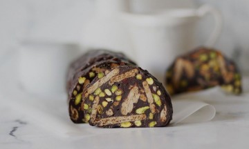 Σοκολατένια απόλαυση: Γλυκό ψυγείου με μωσαϊκό με φυστίκια Αιγίνης & χουρμάδες