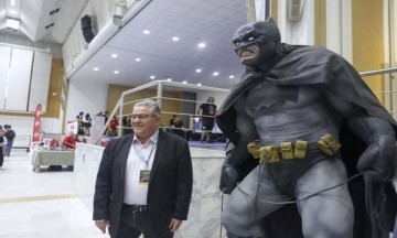 Δημήτρης Κουτσούμπας: Σάλο προκάλεσε η φωτογραφία με το Batman - Το νέο όνομα του προέδρου