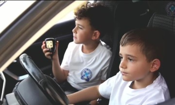 ΕΛ.ΑΣ: Πιτσιρικάδες αστυνομικοί πρωταγωνιστούν σε νέο βίντεο για την οδική ασφάλεια ενόψει Πάσχα – «Η ζωή δεν είναι παιχνίδι»