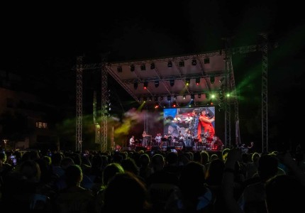 Ολοκληρώθηκε το Φεστιβάλ του Δήμου Αμαρουσίου 2023 με περισσότερους από 30.000 θεατές και με τον Κώστα Μακεδόνα να ερμηνεύει Μίμη Πλέσσα