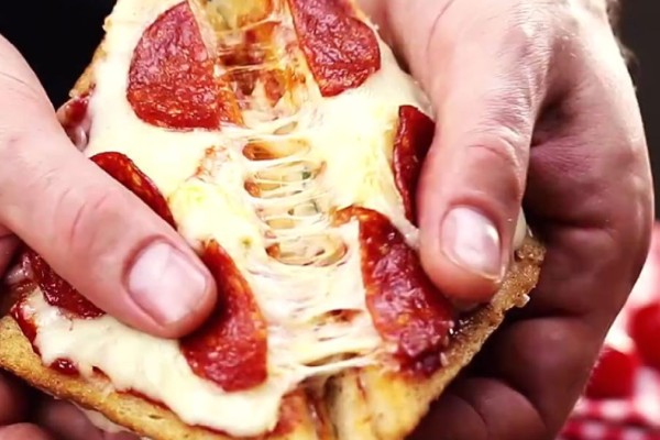 Δείτε πως να φτιάξετε τη δική σας υπέροχη πίτσα με ψωμάκια του τοστ και δεν θα ξανά παραγγείλετε ποτέ απ' έξω!