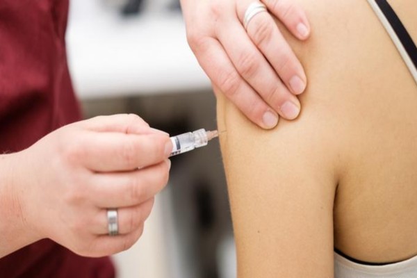 Κορωνοϊός: Ξεκινούν οι εμβολιασμοί κατά του ιού στους νέους