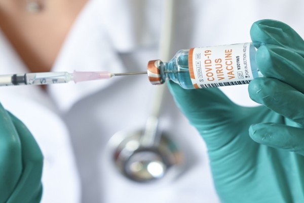 Κορωνοϊός: Πιθανό όπλο ενάντια στη μετάλλαξη του ιού το ινδικό εμβόλιο