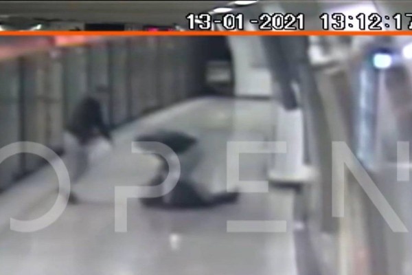 Επίθεση στο Μετρό: Νέο σοκαριστικό βίντεο με τον ξυλοδαρμό του σταθμάρχη