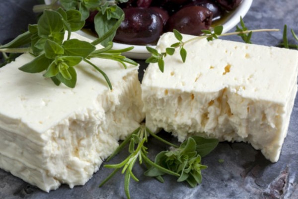 Γιατροί και διατροφολόγοι συμφωνούν: Η ελληνική φέτα είναι το πιο υγιεινό τυρί που υπάρχει στον κόσμο