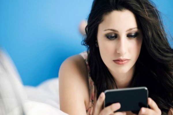 Τρομακτική έρευνα: Γιατί δεν πρέπει να ασχολείστε με το κινητό πριν τον ύπνο