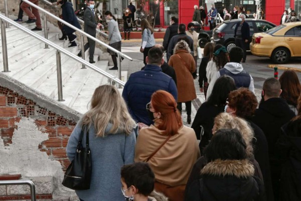 Θεοφάνεια: Τραγικές εικόνες με ουρές πιστών έξω από τον Άγιο Δημήτριο στο Μπραχάμι