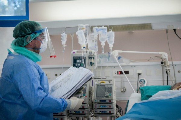 Κορωνοϊός: Στη ΜΕΘ ένας γιατρός του νοσοκομείου της Λαμίας - Νοσούν 6 μέλη της οικογενείας του