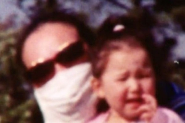 Μητέρα φορούσε μάσκα για 12 χρόνια - Όταν την έβγαλε αποκαλύφθηκε κάτι σοκαριστικό για τον άντρα της (photo)