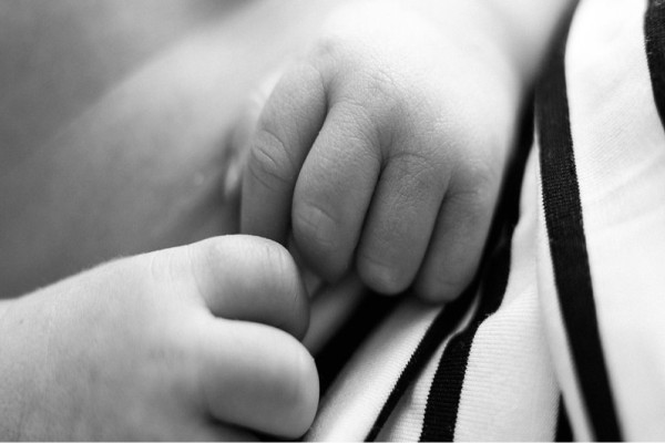 Τραγωδία: 34χρονη μητέρα βούτηξε γυμνή στο κενό αγκαλιά με το 5 μηνών μωράκι της (photos-video)